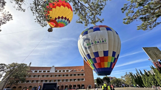 Hot air balloons debut in skies above Da Lat City